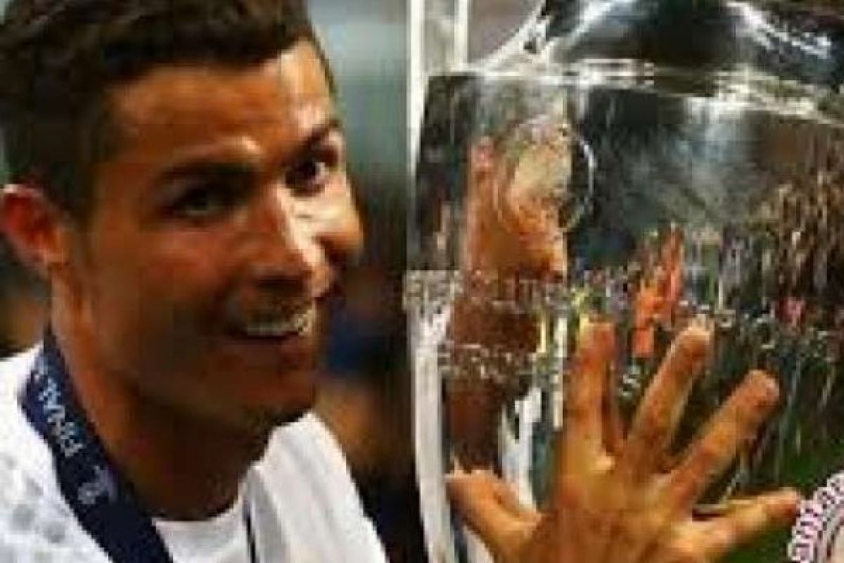   Ronaldo Rayakan Golnya Yang ke-500