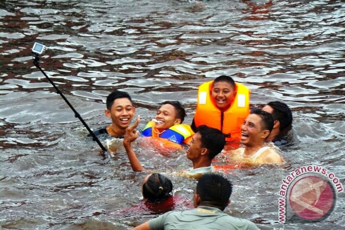 Tradisi Mandi Safar, Bupati Kotim Ikut Bercebur Ke Sungai 