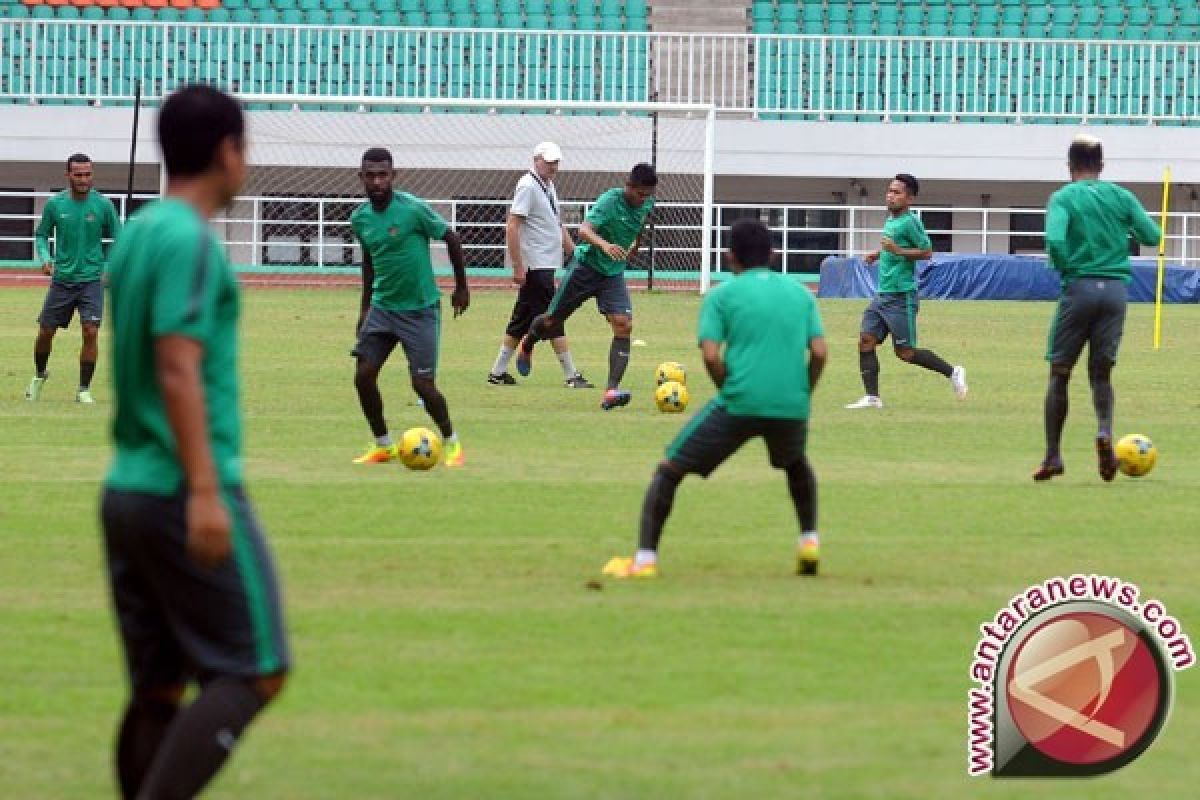 Timnas Vietnam latihan di lapangan atletik Pakansari