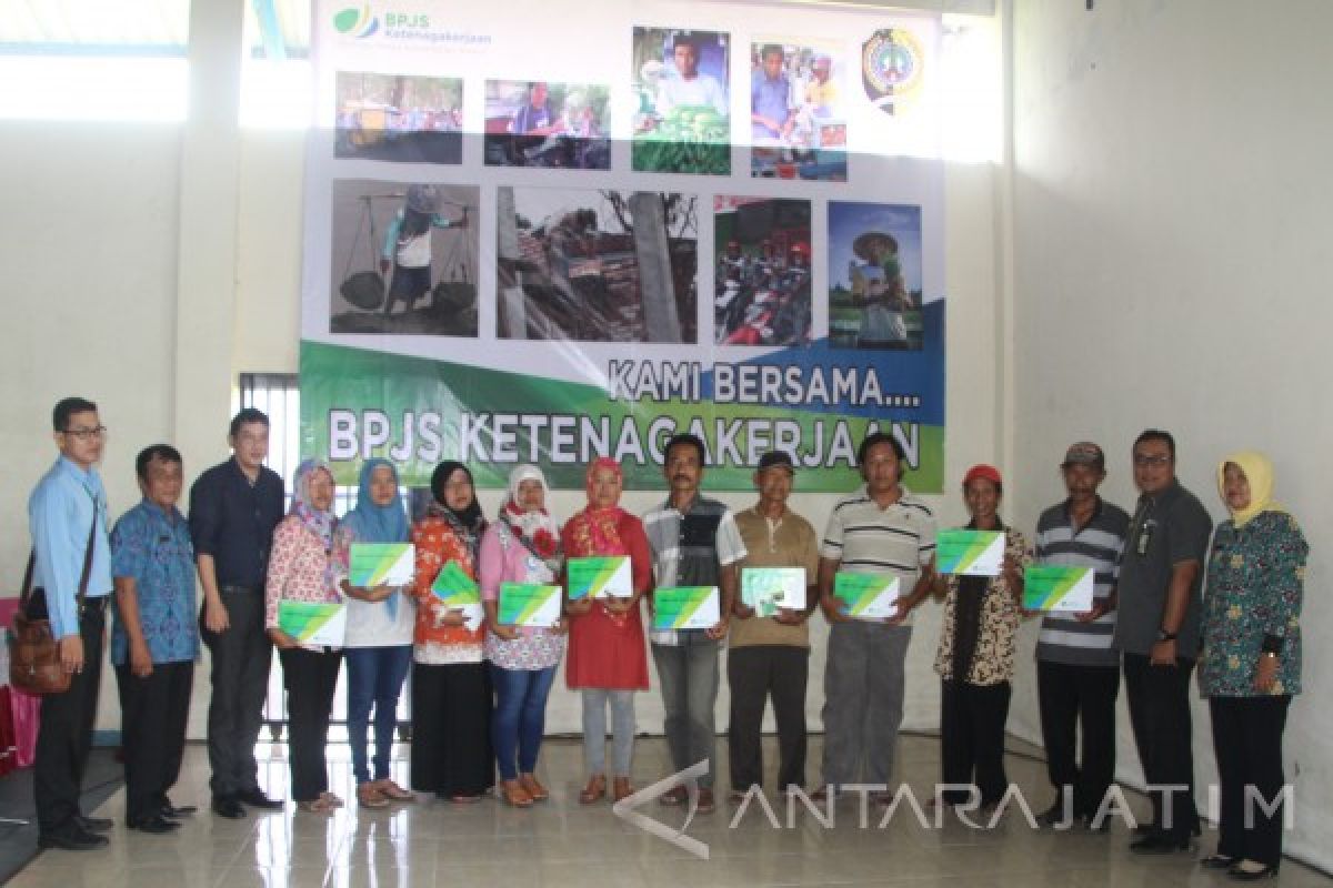 BPJS Ketenagakerjaan Blitar Serahkan Bukti Kepesertaan 2.000 Warga Pekerja Mandiri 