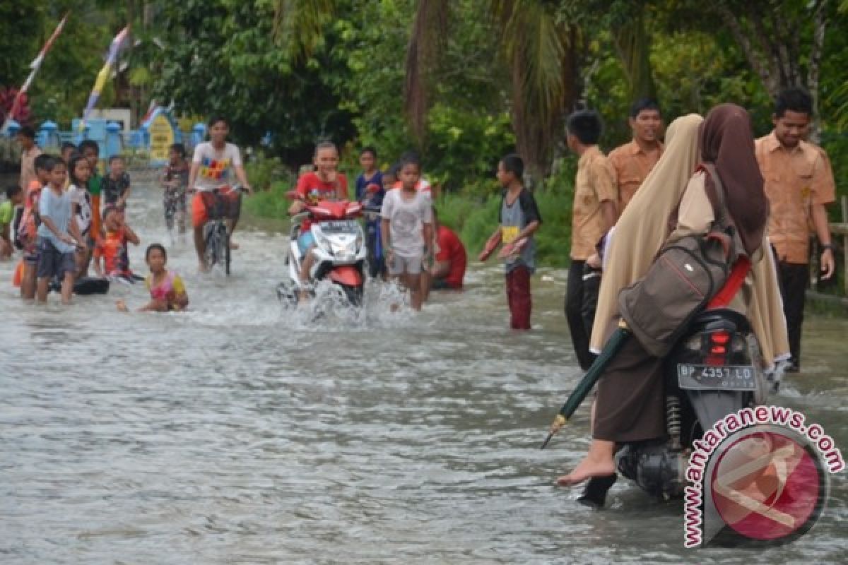 12 Jam Diguyur Hujan Daik Lingga Kebanjiran