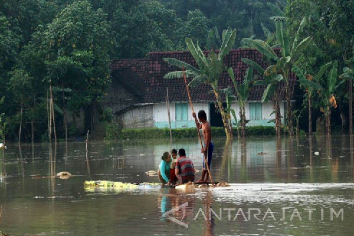 Warga Tiga Desa di Bojonegoro Terisolasi Banjir