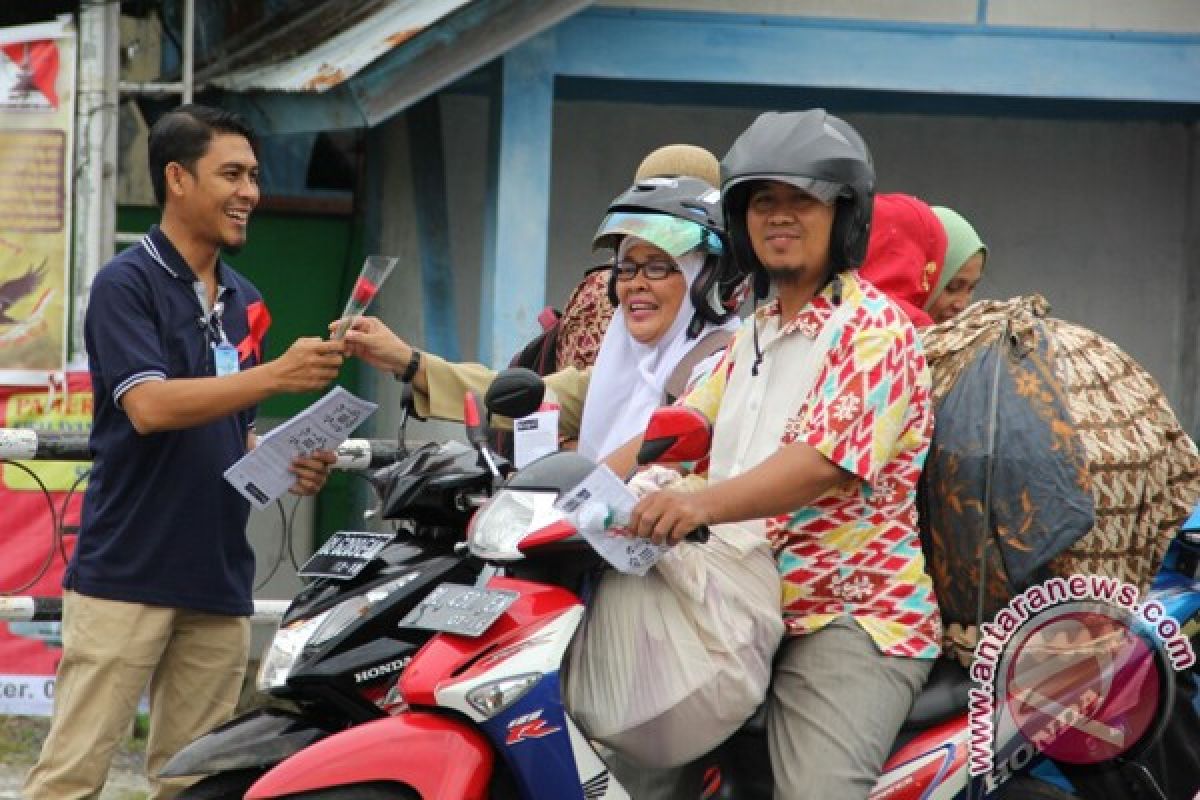 KPA Aceh Barat bagi bunga peringati Aids