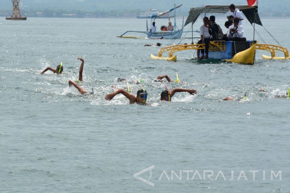 Renang Selat Bali