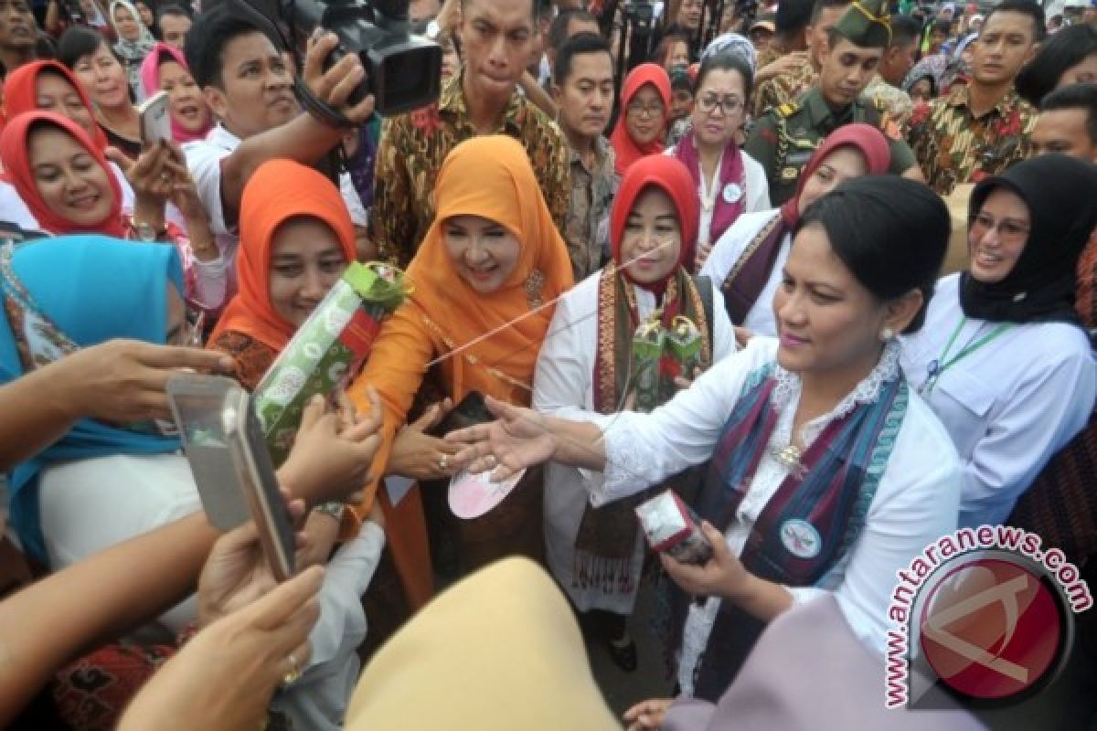 Ibu Negara Iriana diangkat sebagai Ratu Indoman Komering