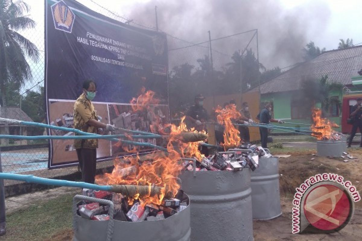 Bea Cukai Musnahkan Rokok dan Minol Ilegal