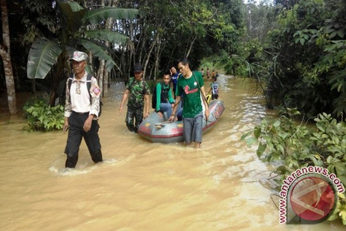 TNI/Polri Bantu Warga Juai Melewati Banjir