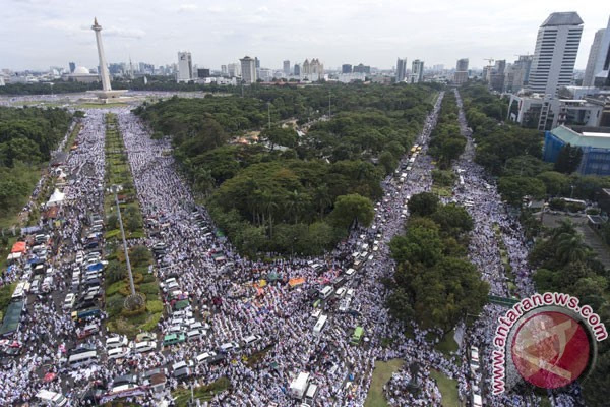 Massa Doa Bersama membubarkan diri (Video)