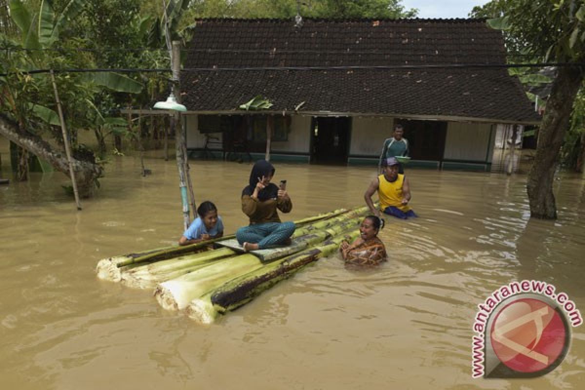 Bengawan Solo menguap, warga  Baureno Bojonegoro enggan mengungsi