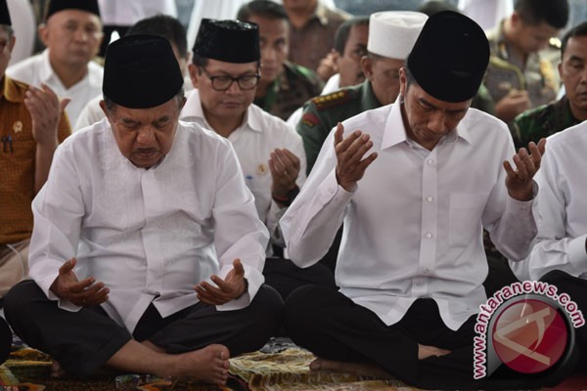 Presiden dan Wapres salat Jumat dengan peserta Doa Bersama