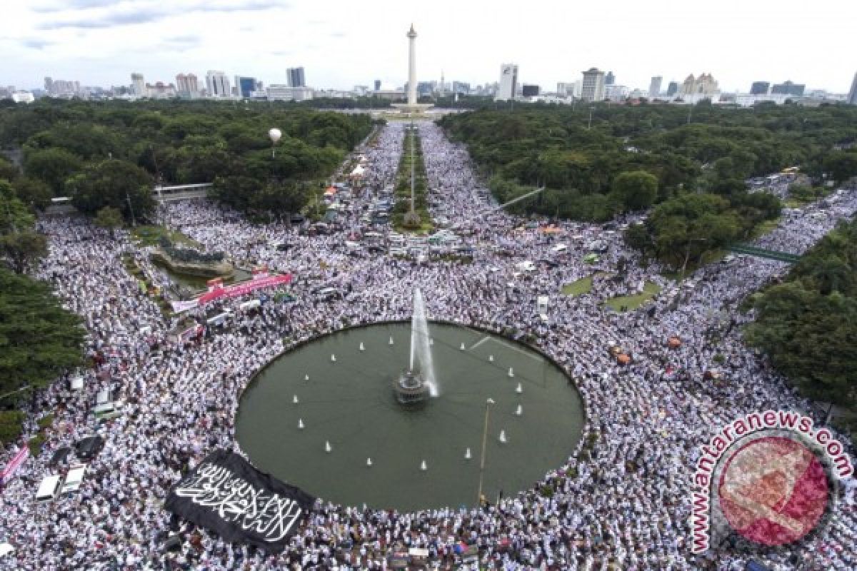 Bersimpuh Di Bawah Tugu Monas