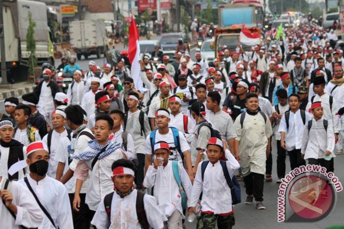 Massa luar Jakarta terus berdatangan ke Monas