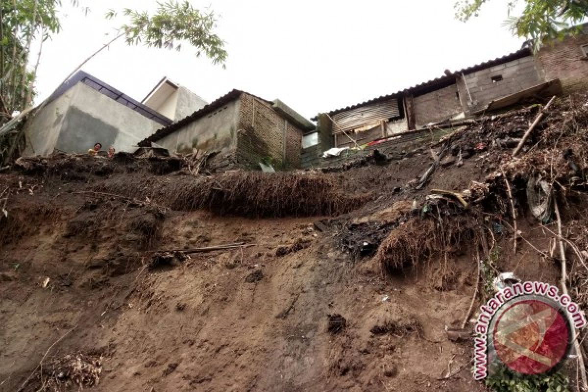 Masyarakat diminta waspadai longsor dan banjir