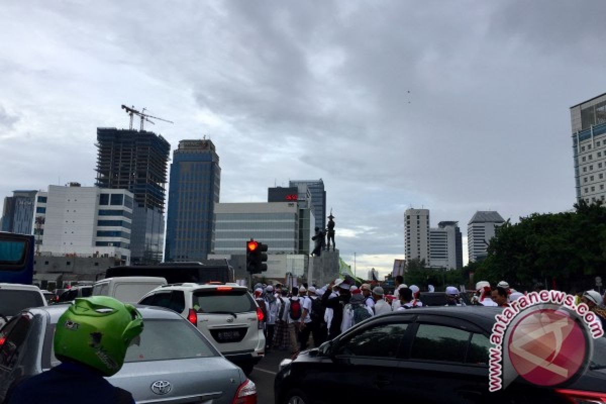 Massa bergerak dari Kwitang ke Monas, Tugu Tani tersendat