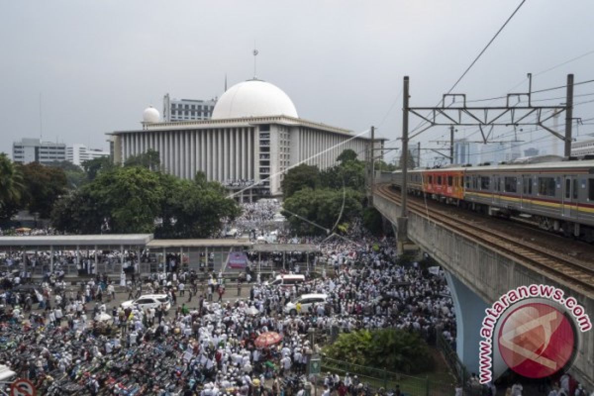 Peserta Zikir '112' Berjalan Kaki Menuju Masjid Istiqlal