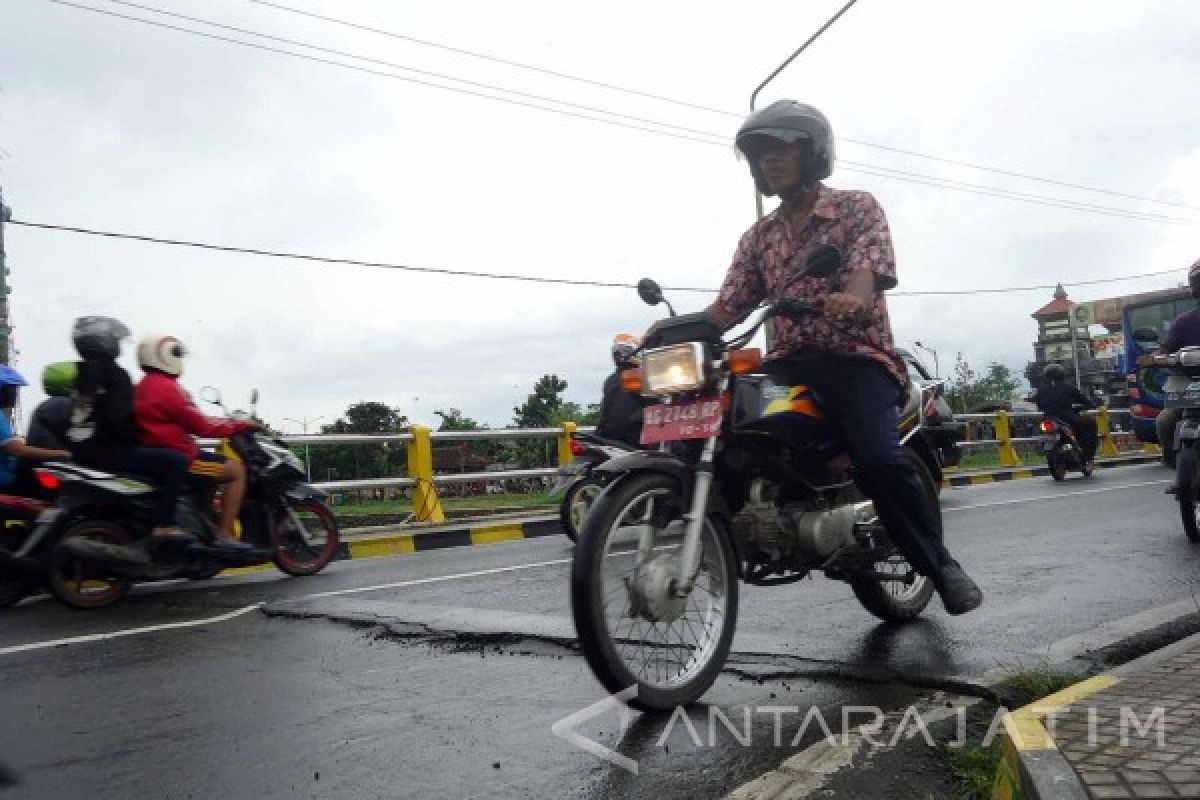 Warga Khawatirkan Jembatan Jalan Provinsi Retak