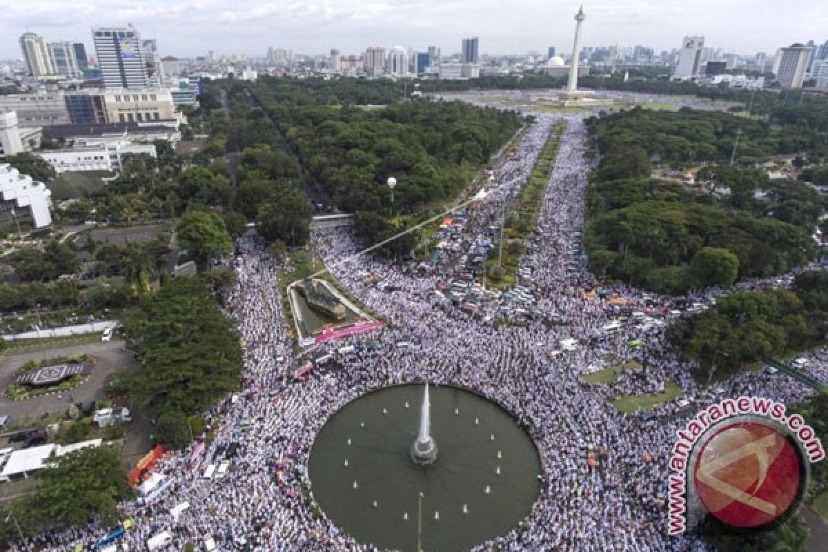 Hujan deras sambut Presiden saat tiba di Monas