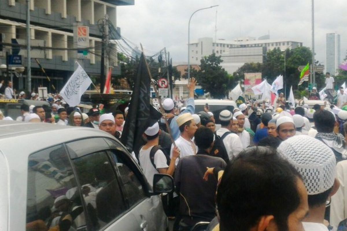 Mobil pembawa jenazah terjebak macet di Tugu Tani