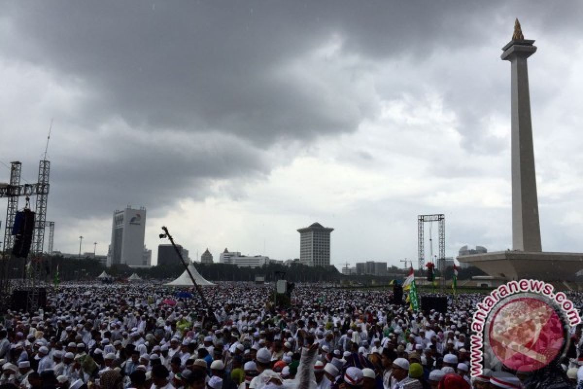 Massa Doa Bersama tetap bertahan meski diguyur hujan deras