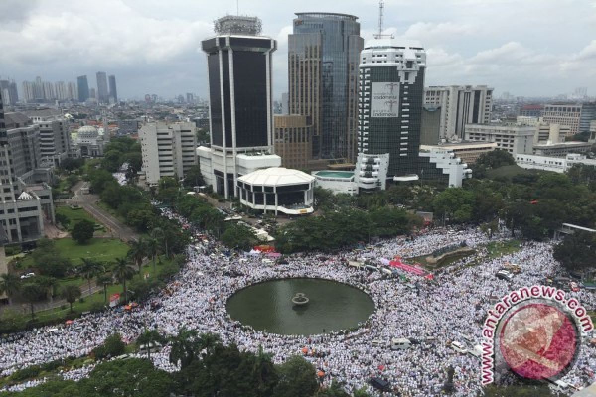 Sebagian peserta doa bersama salat Jumat di Jalan Thamrin