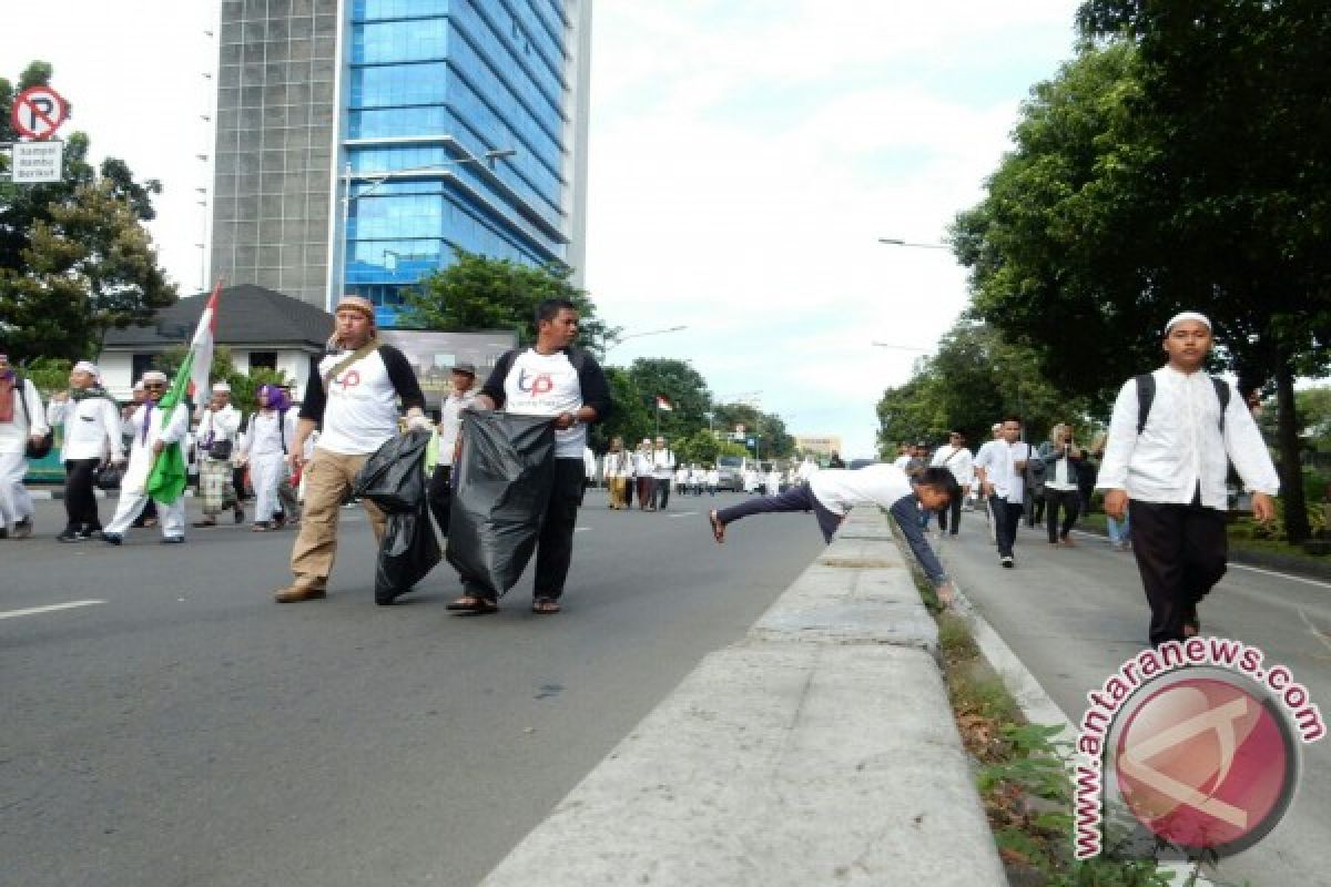 Peserta Doa Bersama bantu kumpulkan sampah