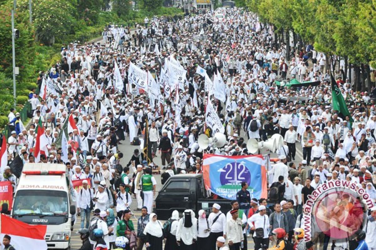 Police chief and ulemas join peaceful rally