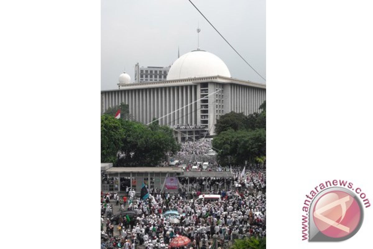 Masjid Istiqlal dibanjiri massa jelang subuh