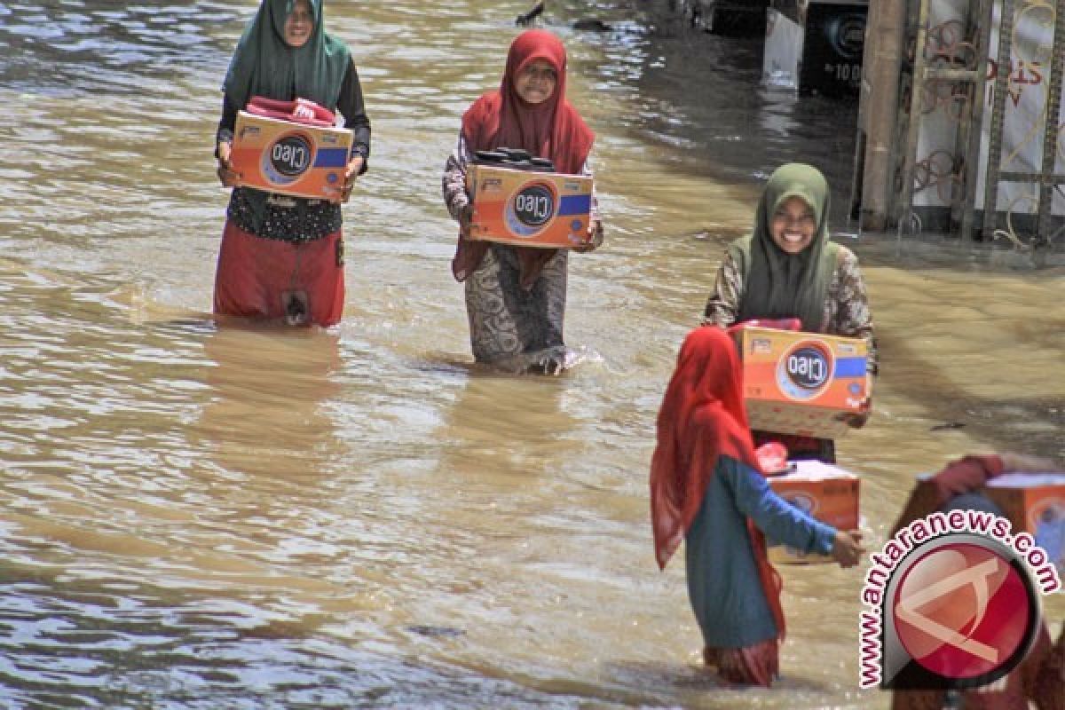 Banjir Hanyutkan 13 Rumah di Lombok Timur
