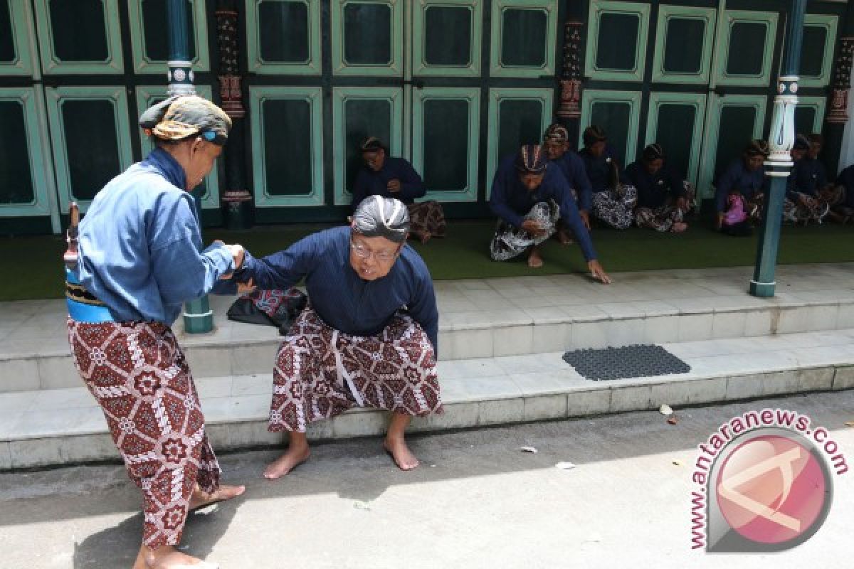 Saling Membantu di Kraton