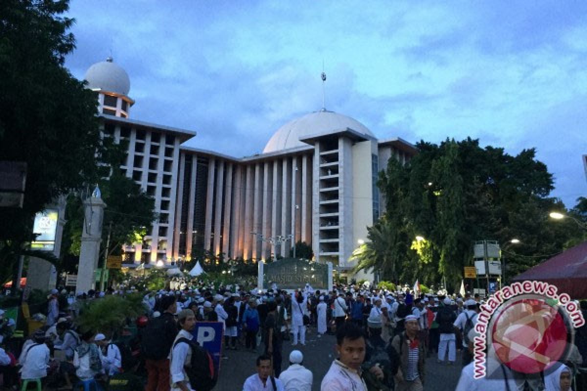 Masjid Istiqlal Dibanjiri Massa Jelang Subuh