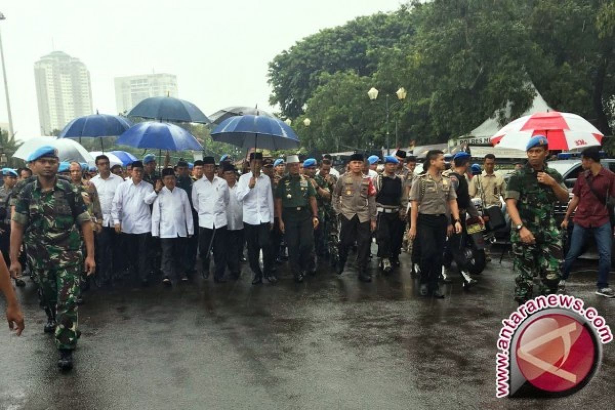 Presiden dan Wapres Salat Jumat dengan peserta Doa Bersama