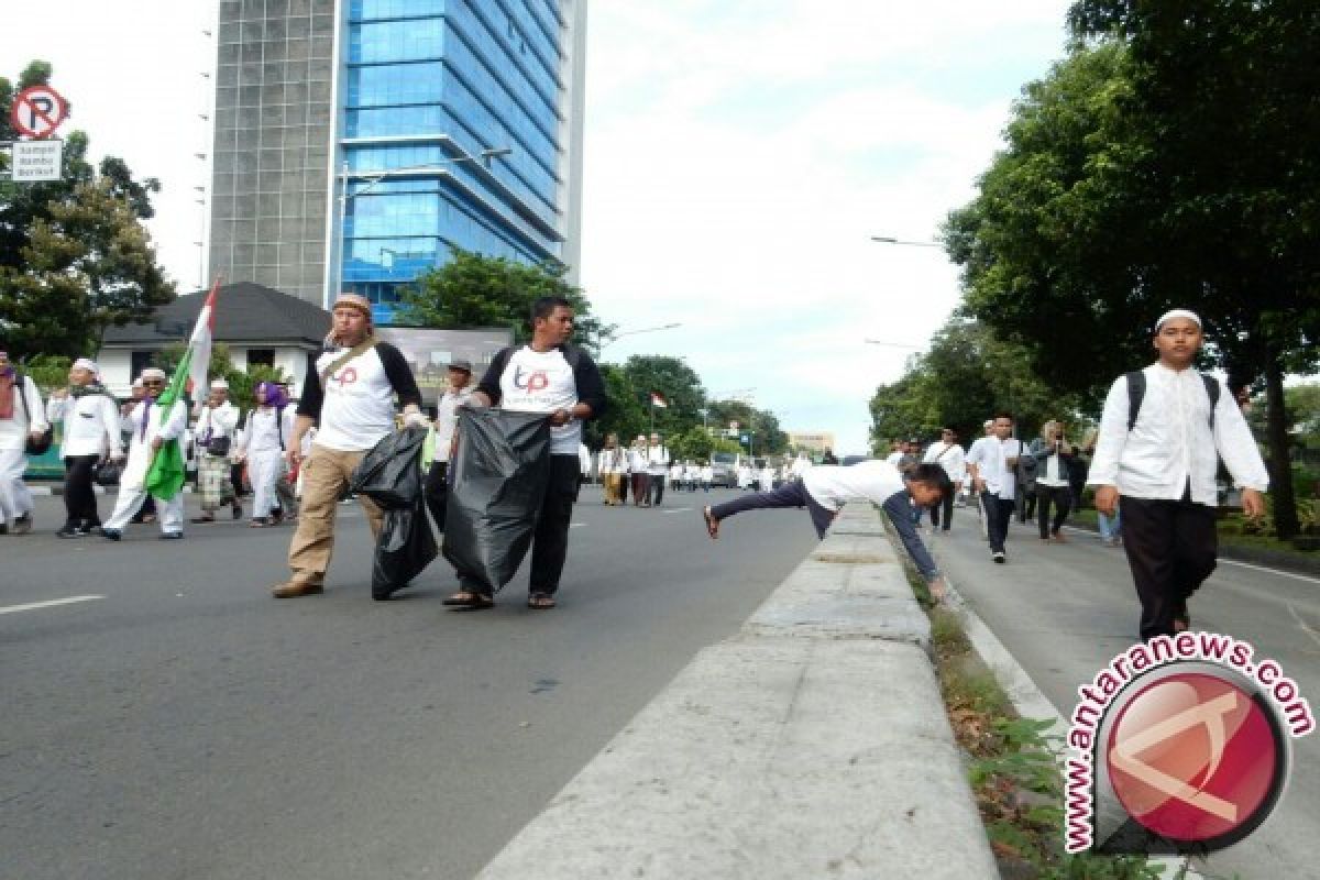 Peserta Doa Bersama Bantu Kumpulkan Sampah