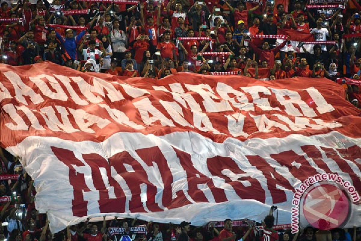 Stadion Pakansari Cibinong memerah