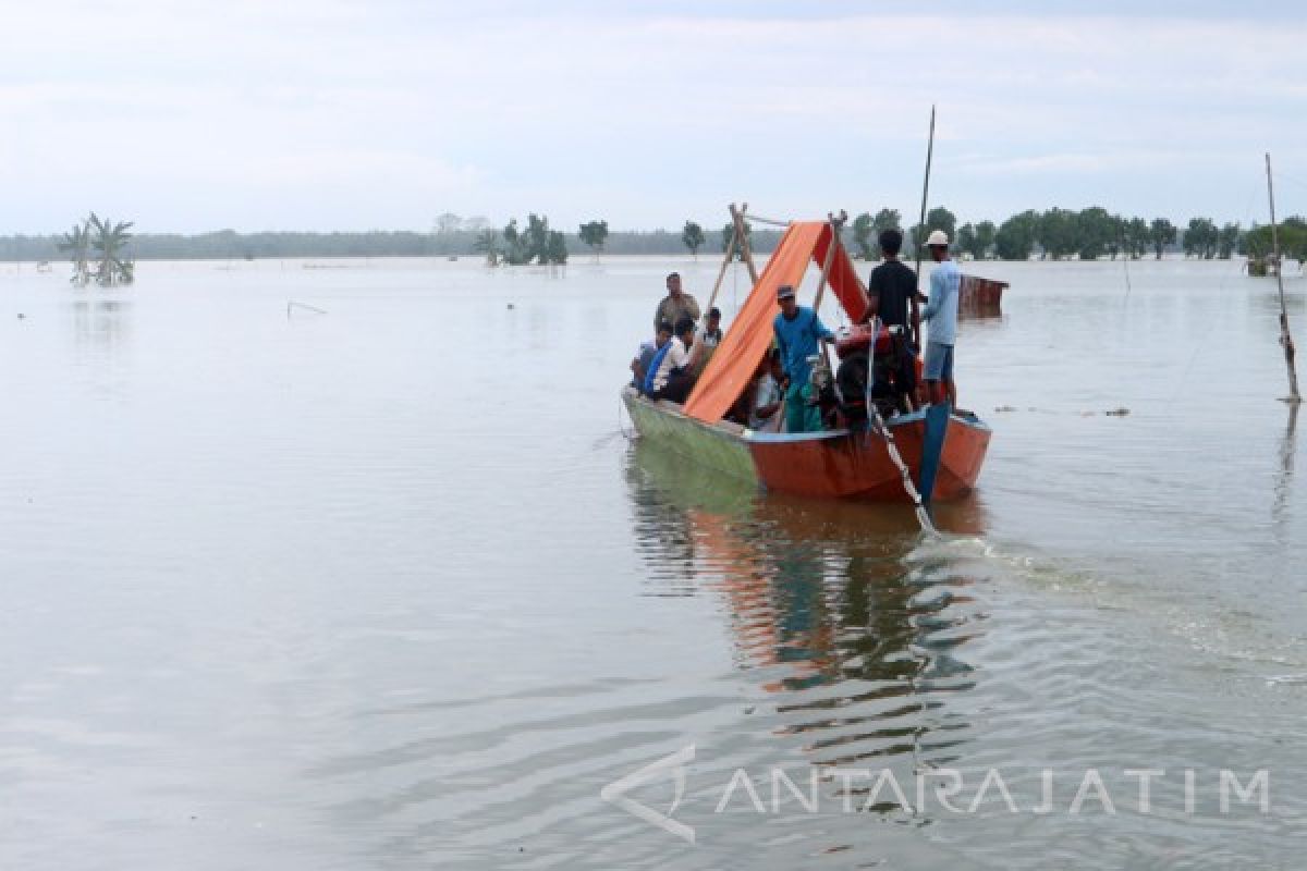 Warga Korban Banjir Tuban Masih Manfaatkan Perahu