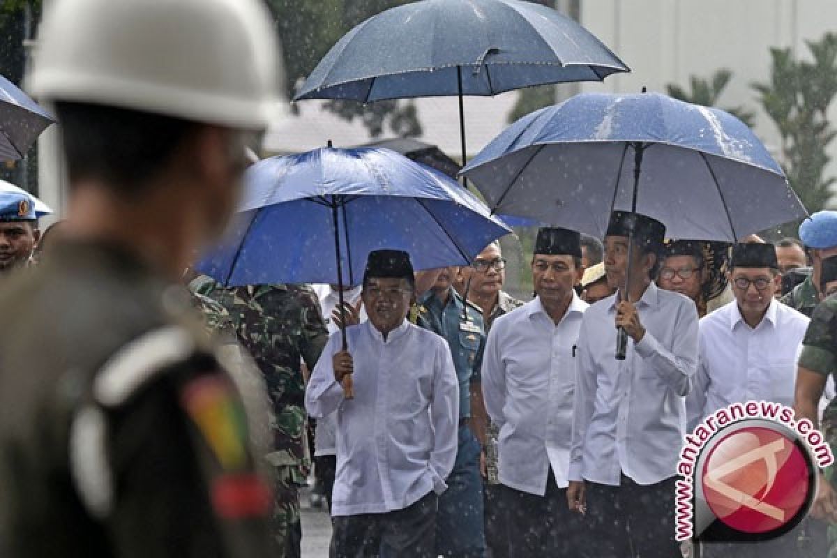 Setelah jaket bomber, giliran payung Jokowi jadi tren?