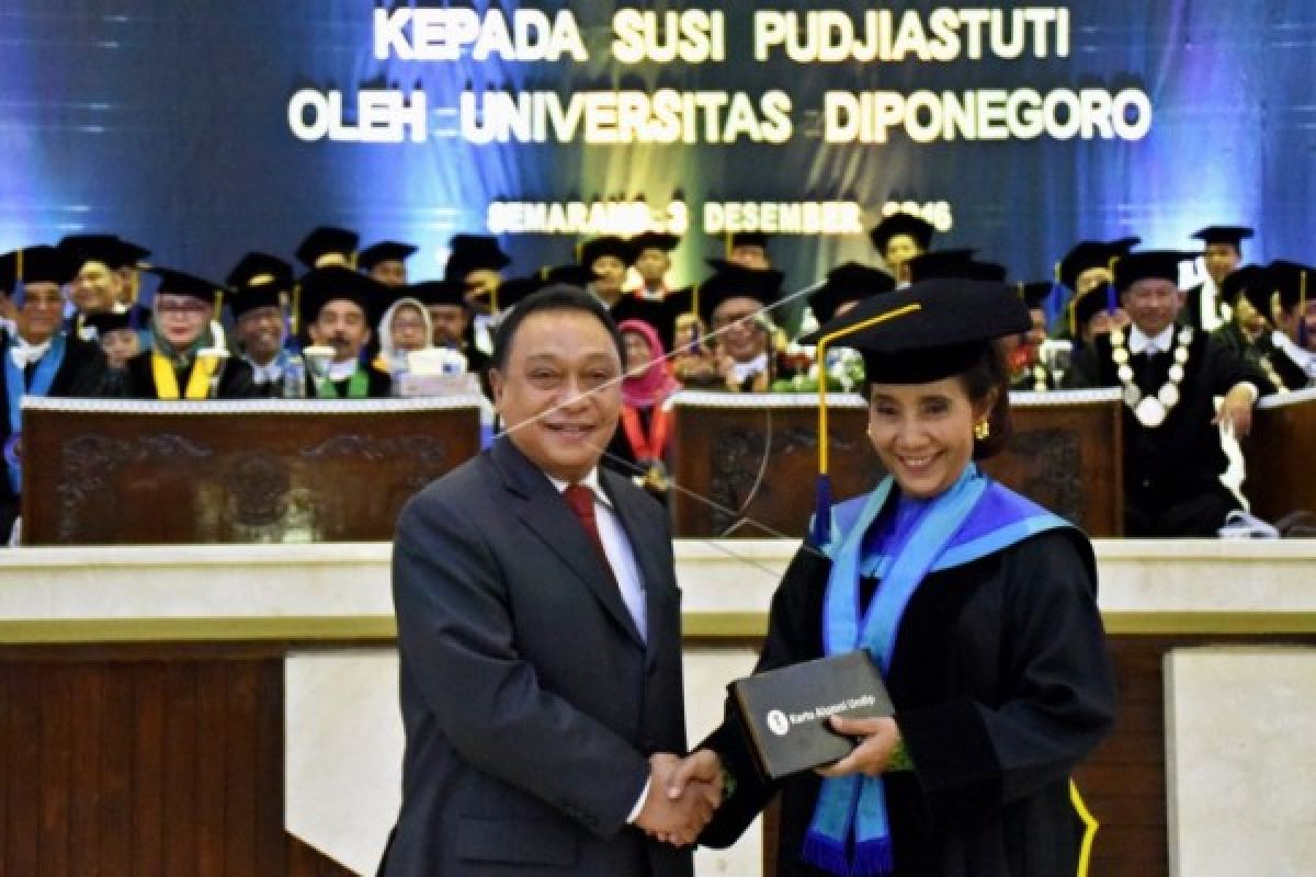 Fisheries Minister Susi Pudjiastuti  Awarded Honorary Doctorate Degree