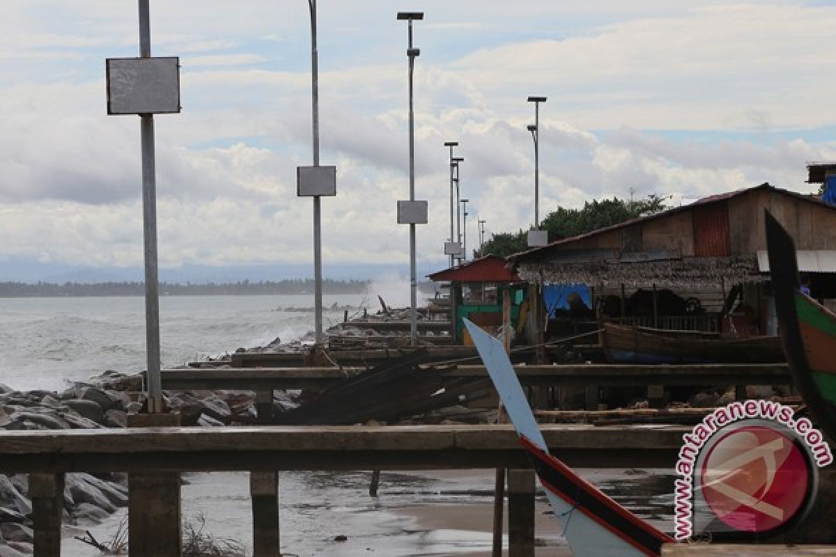 Hindari ombak tinggi, warga pesisir Lhokseumawe pindah