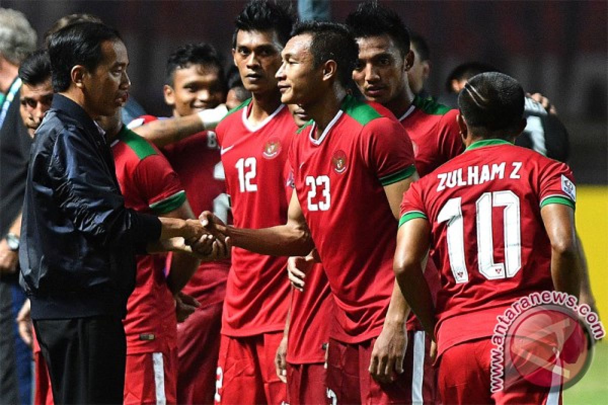 President Jokowi congratulates Indonesian`s squad after it beat Vietnam, 2-1