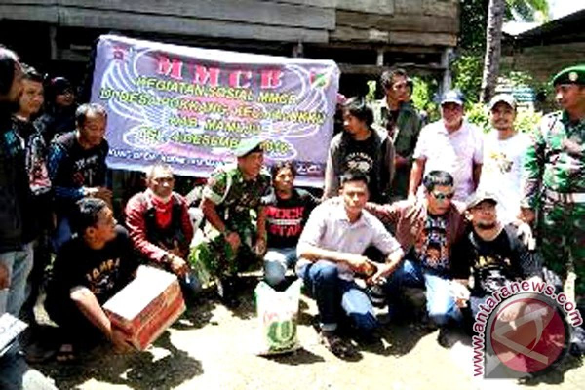 Komunitas MMCB aksi sosial bersihkan "kampung banjir" 