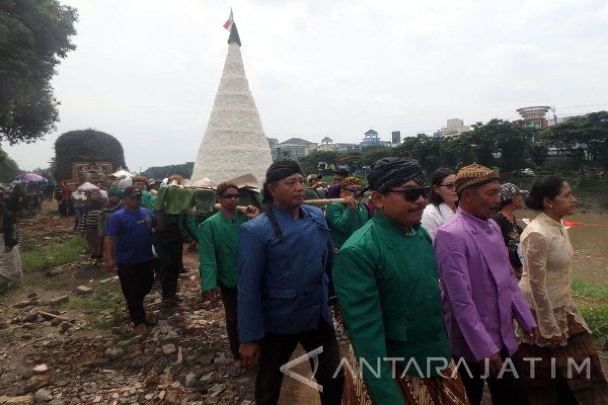 Warga Stren Kali Surabaya Gelar Larung Sungai