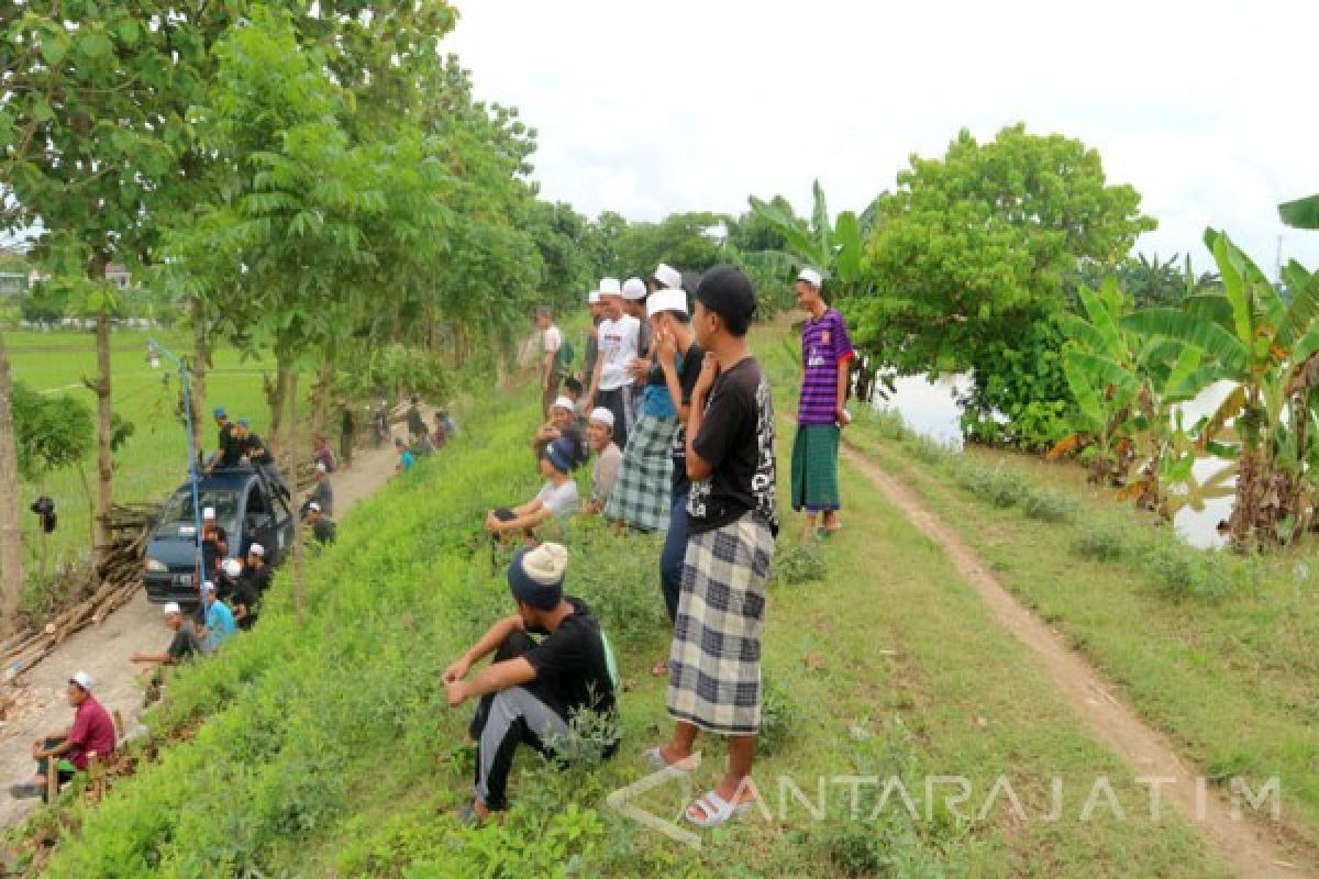 Seratusan Santri Langitan Tuban Amankan Tanggul Kritis