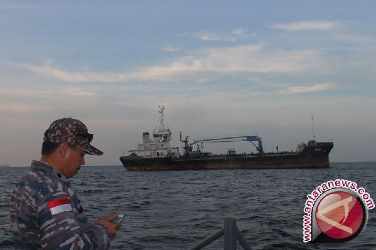 Lantamal Amankan Tanker Bermuatan Solar 2.658 Ton