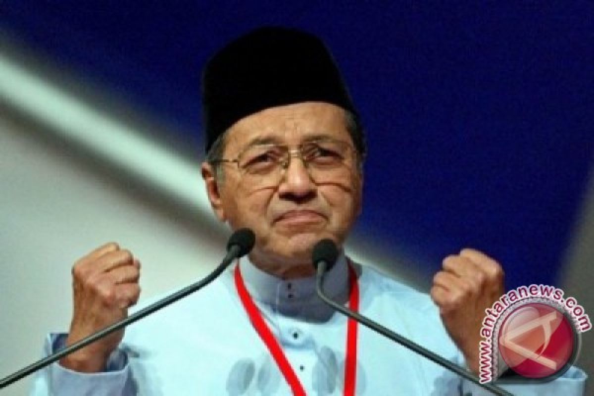 Mahathir Muhammad dilantik sebagai Perdana Menteri Malaysia