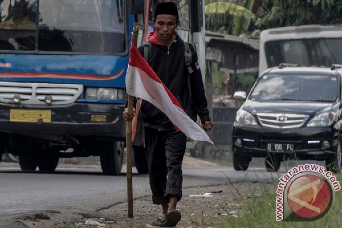 Prabowo dan Sandiaga sambut pejalan kaki Edi