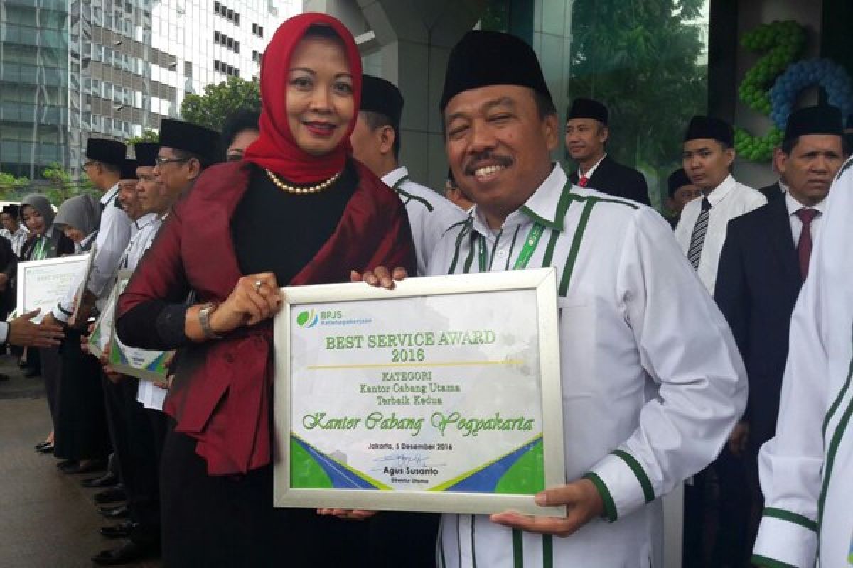 BPJS Ketenagakerjaan Yogyakarta raih Best Service Award 2016