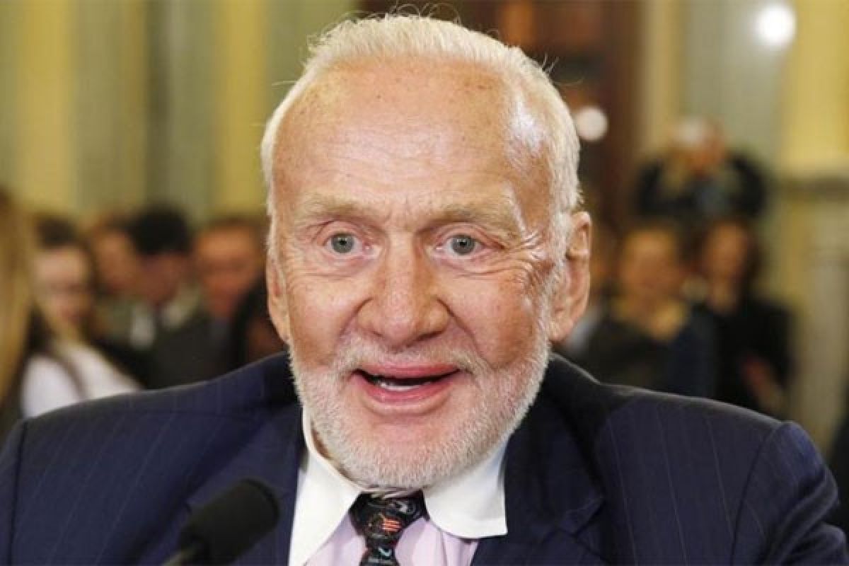 Buzz Aldrin dirawat di Selandia Baru