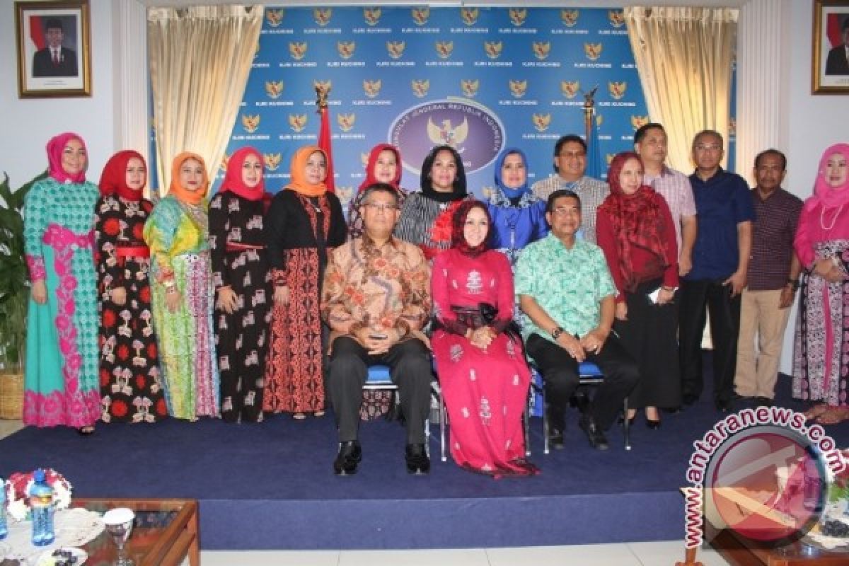 Rita Kenalkan Batik Medan Di Kuching Malaysia