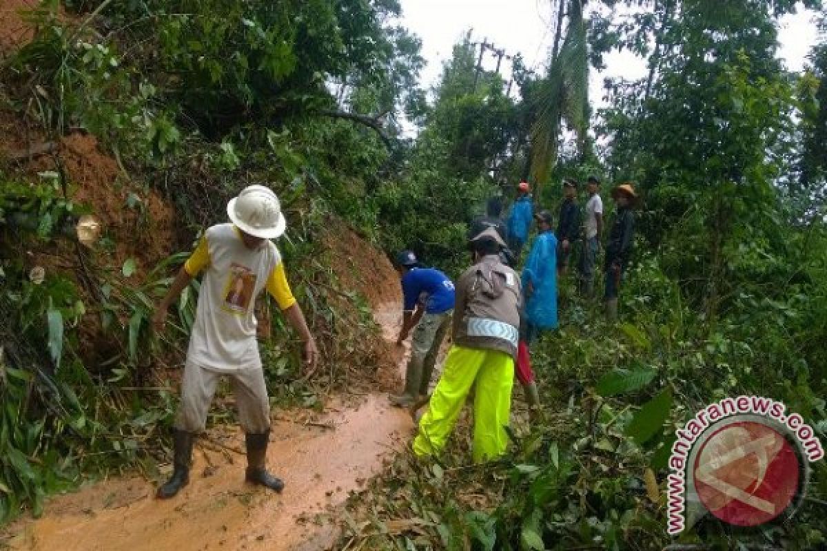 Puting Beliung Dan Longsor Landa Sukabumi