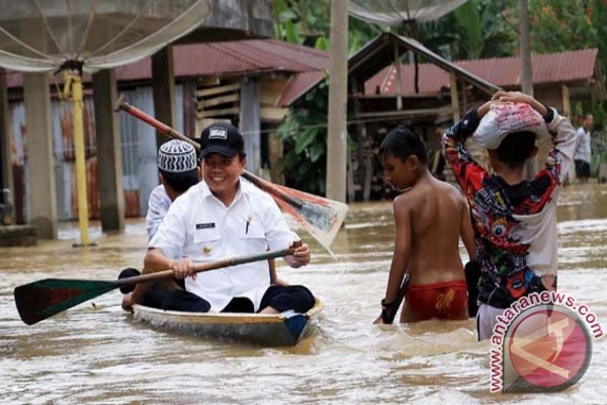 Bupati dan wakil bupati Merangin pantau banjir di Tabir 