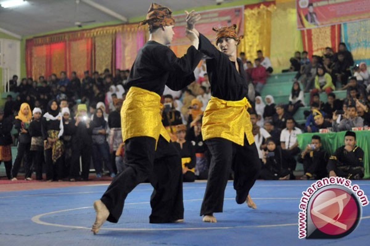 Pelajar Malaysia belajar silat Minangkabau